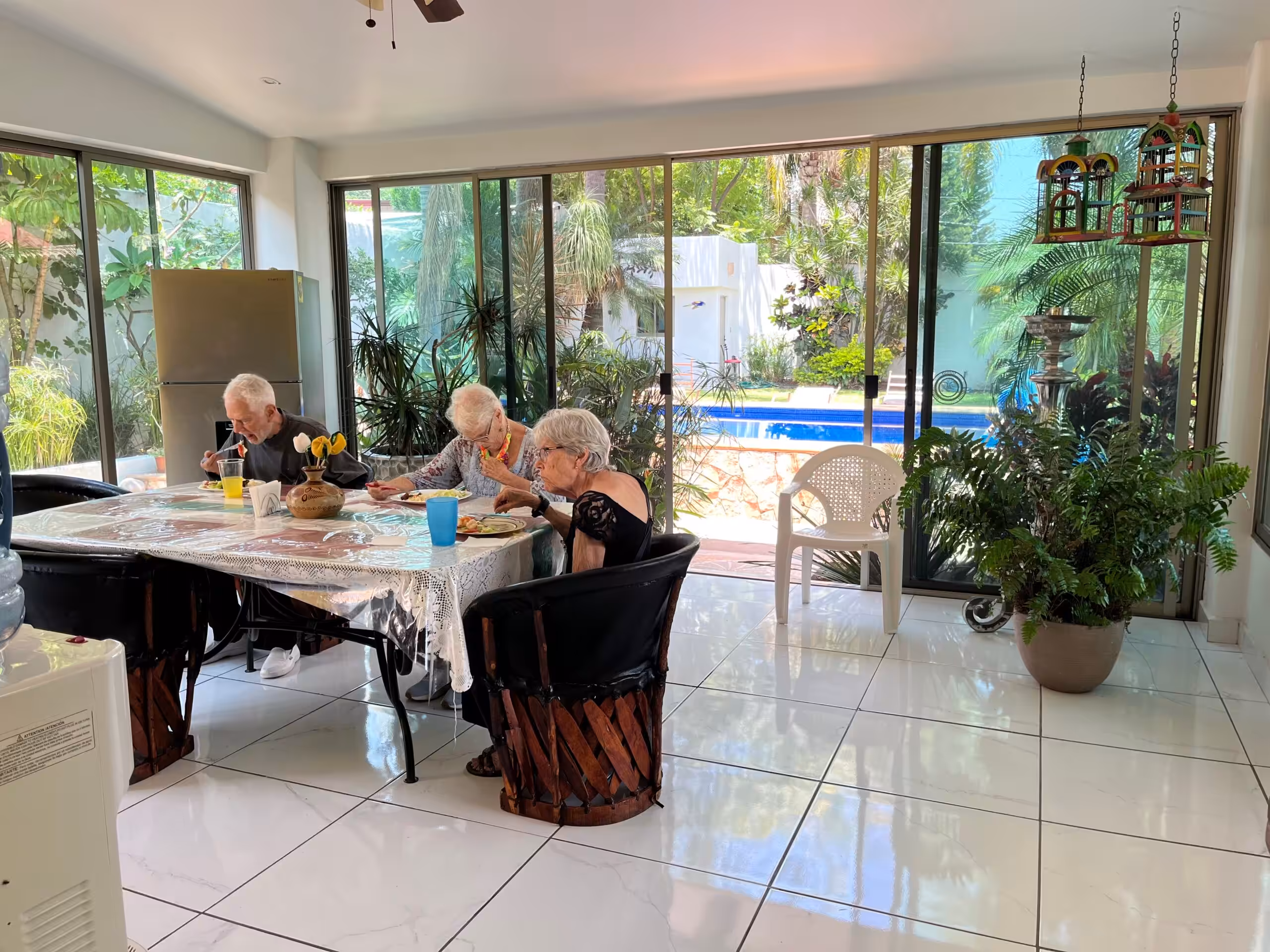 Memory care residents having lunch at Casa Sonya senior care in Ajijic